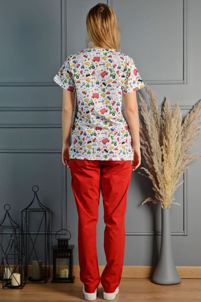 V Yaka Renkli Araba Desenli Medikal Takım