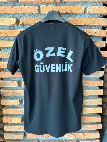 Siyah Bisiklet Yaka Özel Güvenlik Baskılı Tshirt Kısa Kollu Göğüs Armalı