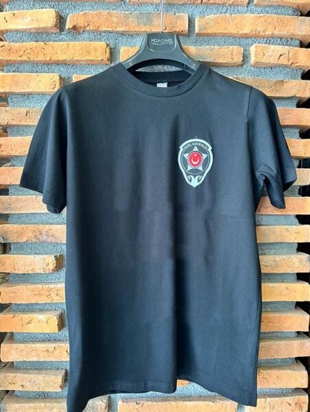 Siyah Bisiklet Yaka Özel Güvenlik Baskılı Tshirt Kısa Kollu Göğüs Armalı